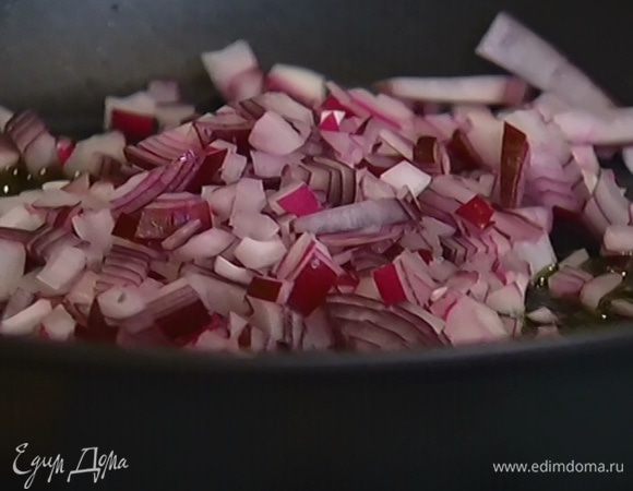 Разогреть в сковороде оливковое масло и выложить лук.