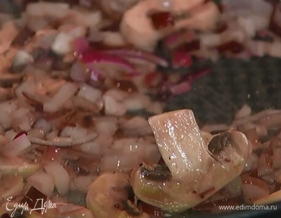 Шампиньоны порезать пластинками, добавить в сковороду с луком, перемешать, слегка посолить, поперчить и обжарить.