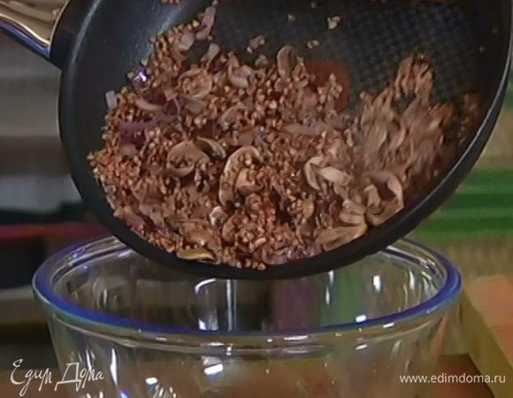 Отваренную гречку выложить в сковороду с грибами и луком, посолить, поперчить, перемешать, снять с огня и немного остудить.