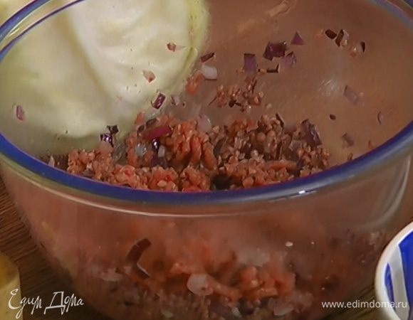 Добавить мясной фарш к гречке с грибами и луком, посолить, поперчить и перемешать.