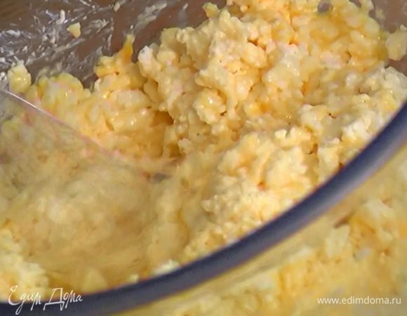 Творог растереть с предварительно размягченным сливочным маслом, добавить яйца и взбить все миксером на средней скорости.