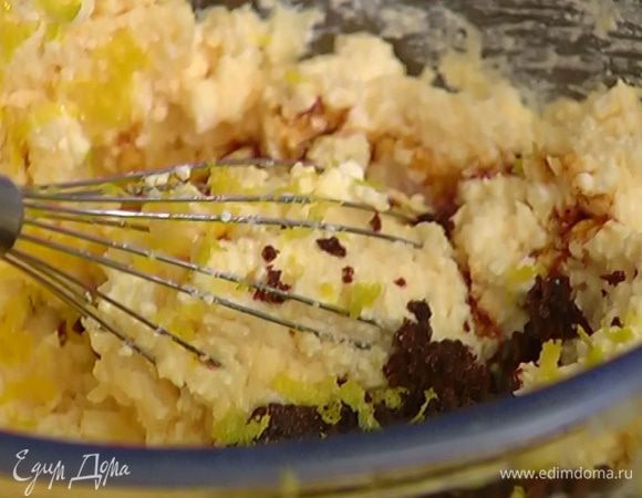 В творожную массу добавить весь сахар, цедру лимона, влить ванильный экстракт и лимонный сок и взбить миксером на невысокой скорости.