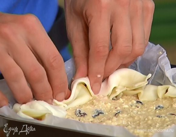 Выложить начинку, разровнять ее, а затем свободные края теста завернуть на пирог, сделав небольшие складочки.