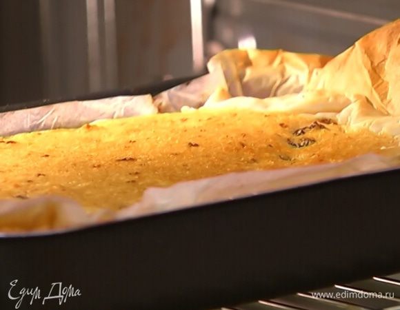 Выпекать пирог в разогретой духовке 35–40 минут.