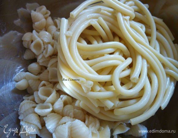 Макароны сварены вчера (конечно, можно и свежие)  в соответствие с инструкцией.