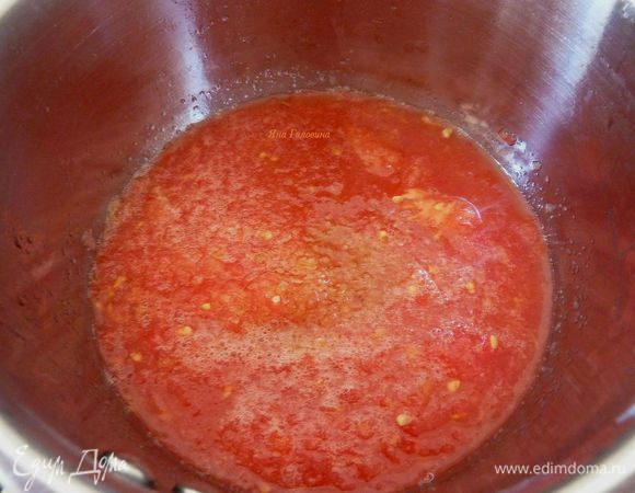 Соус: Помидор порезать на маленькие кубики. В маленькой кастрюле смешать помидор, томатную пасту, воду, паприку, сахар, соль и перец. Довести до кипения и потушить на маленьком огне 15 минут.
