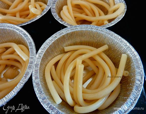 В формочки разложить половину пасты. 
