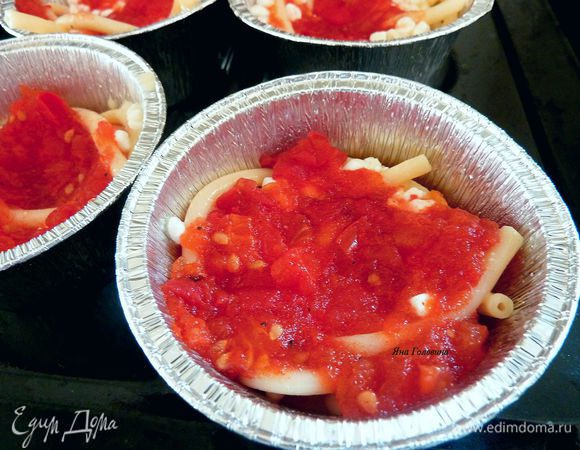 На пасту половину творожной смеси. Сверху половину томатного соуса.

