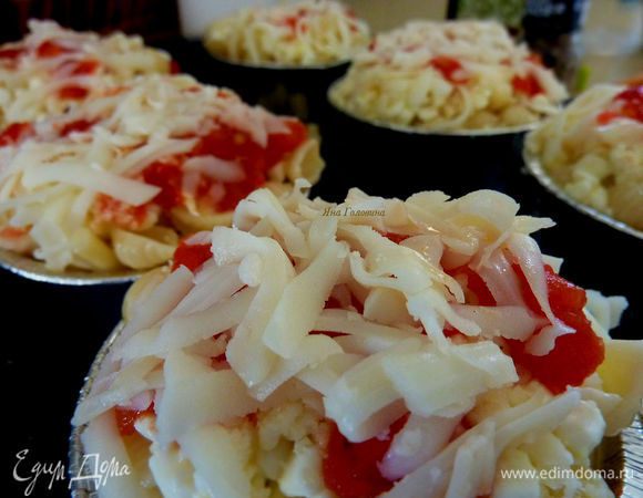 томатный соус, пармезан и моцарелла.