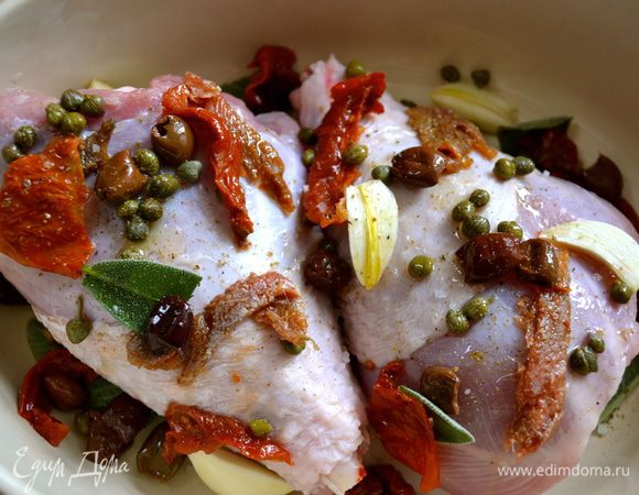 Обычно для этого блюда я использую бедро индейки, но на этот раз у меня были только голяшки... Керамическую форму для выпечки смазать оливковым маслом и натереть разрезанным пополам зубчиком чеснока. Голяшки посолить и поперчить. Выложить в форму. Добавить к ним все остальные ингредиенты; каперсы, оливки, филе анчоусов и помидоры порвать на кусочки и выложить сверху на индейку. Добавить все специи и ароматные травки.   