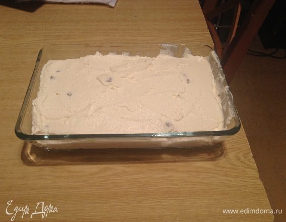 Добавить ванилин, творог и продолжить мешать до однородной сметанообразной массы (несколько гуще, чем сметана).
В конце добавляем изюм перемешиваем и выкладываем в форму.
