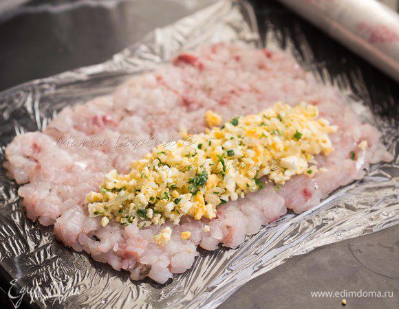 Выкладываем начинку сбоку.