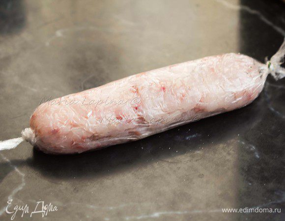 Аккуратно сворачиваем в рулет, с боков плотно завязываем пленку. Получается, как конфета. Делаем второй слой, для прочности,чтобы вода точно не попала в пленку. Опускаем в кипящую воду и варим 20 минут