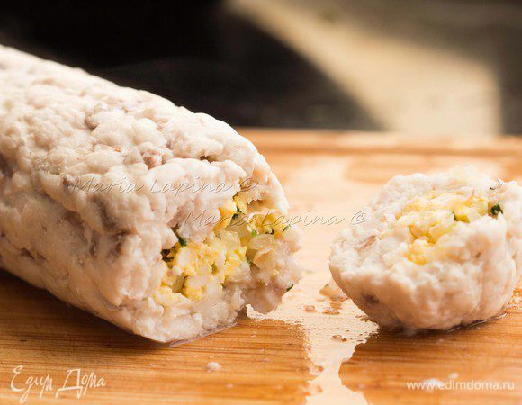 Готовое тельное нужно немножко остудить, чтобы оно не развалилось при нарезке. Затем аккуратно нарезаем на кругляшки. Подаем полив соусом или выложив на него. Сверху присыпаем порубленной кинзой. Если блюдо успело остыть перед подачей, его можно немного разогреть, вкуснее всего оно в теплом и горячем виде. 