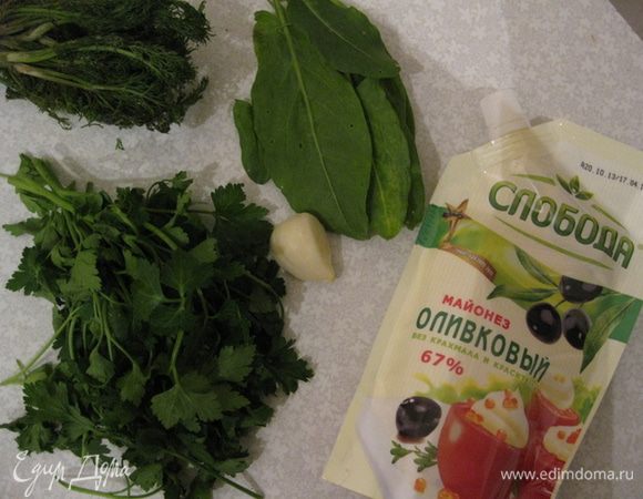 Моем, мелко режим петрушку, укроп, щавель и чеснок. Или измельчаем на кухонном комбайне.