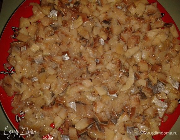 Отварить овощи и яйца. Селедку очистить от костей и нарезать кубиками, выложить первым слоем.