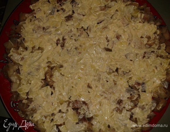 Нарезать лук, выложить на селедку, смазать майонезом.