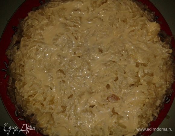 Дальше картофель, натертый через терку крупную, сверху майонез.