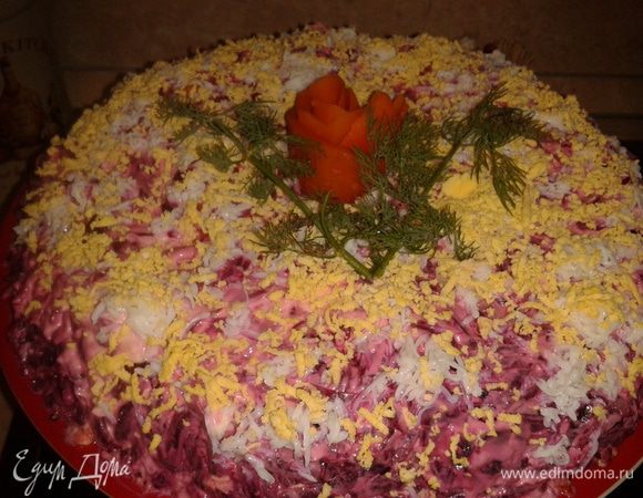 Свекла, тоже натертую через терку, майонез, сверху - 1 натертое яйцо, украсить укропом.