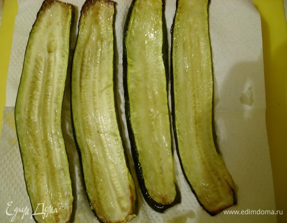 Выложить цукини на бумажную салфетку, чтобы лишний жир впитался.