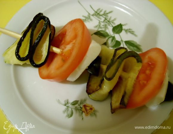 Нанизать на деревянные шампуры поочередно цукини, помидоры и маслины. Лимонный сок смешать с оливковым маслом, посолить, поперчить, добавить приправы и полить закуску на шампурах, оставить на 20 минут, затем подавать на стол.