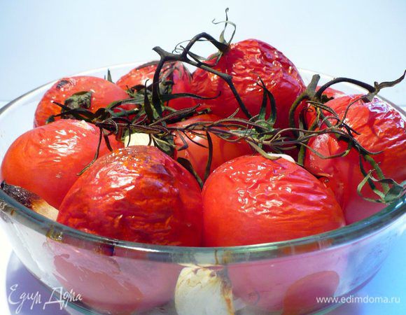 Достать из духовки, избавить помидоры от веточек, хвостиков, шкурки и прочих ненужных вещей. Убрать зелень, лук и специи. Пробить мякоть томатов в блендере до приятной консистенции (кто любит с кусочками, кто совсем в пюре). Посолить, поперчить. Прогреть или довести до кипения.