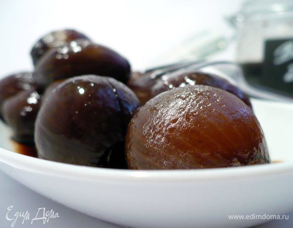 Пока суп прогревается, а чиабатта запекается, режем лук, маринованный в бальзамическом уксусе, на дольки. (Такой лук очень быстро приготовить дома: 375 г лука в шкурке довести до кипения с небольшим количеством воды, проварить минут 7; снять шкурку, обрезать концы, протушить с добавлением оливкового масла. Затем закарамелизировать с 2 ст.л. сахара и 2 ст.л. мёда, влить 200 мл бальзамического уксуса, 100 мл красного вина, 50 мл воды, добавить соль и перец по вкусу. Варить 20 минут, затем разложить по банкам.)