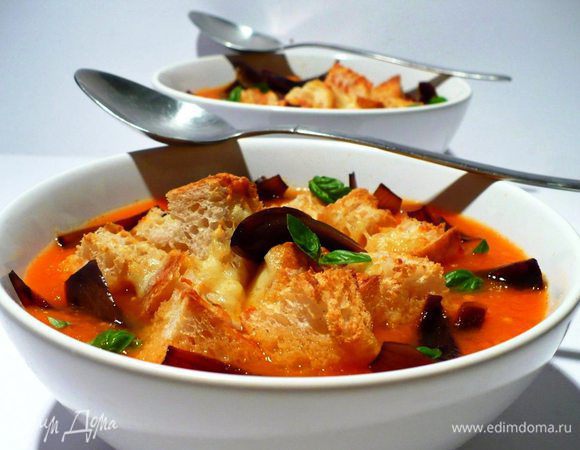 Разлить суп по пиалам, мискам или тарелкам, уверенно сдобрить чиабаттой, выложить лук-бальзамик и посыпать свежим базиликом. Приятного аппетита!