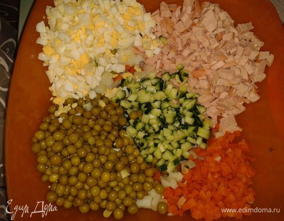 Морковь и картофель отварить, почистить. Картофель, яйца, морковь, лук, огурцы, колбасу нарезать кубиками. Соединить с горошком.