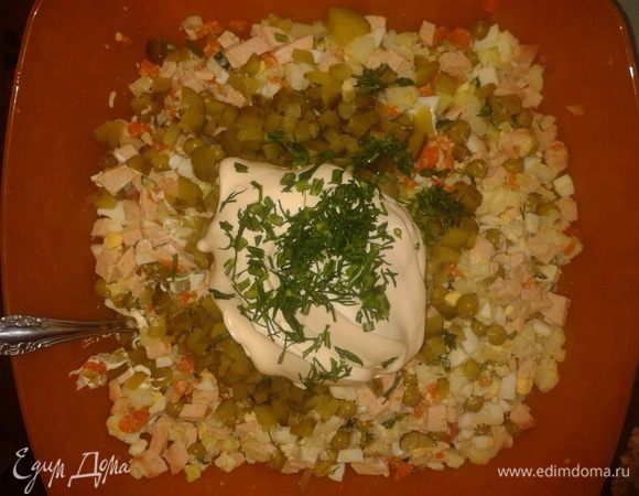 Добавить нарезанный укроп, соль, перец по вкусу, майонез.