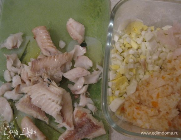 Яйца режем. Морковь измельчаем и варим вместе с рисом.
Рыбу варим и измельчаем.
