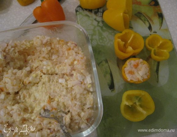 Отрезаем у желтого перца верхушки, удаляем семена. Внизу немного срезаем, если нужно. Для того чтобы свечки ровно стояли. Фаршируем салатом перец.
Из оранжевого перца вырезаем "пламя".
Выкладываем на блюдо и украшаем зеленью петрушки или укропа.