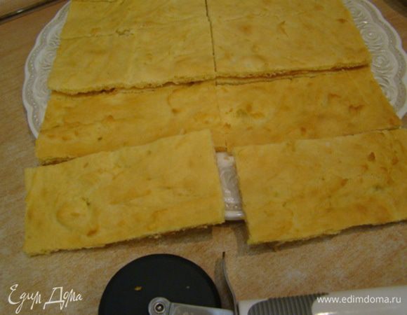 Подравнять края, положить один корж на другой, разрезать ножом для пиццы на 8 прямоугольников.