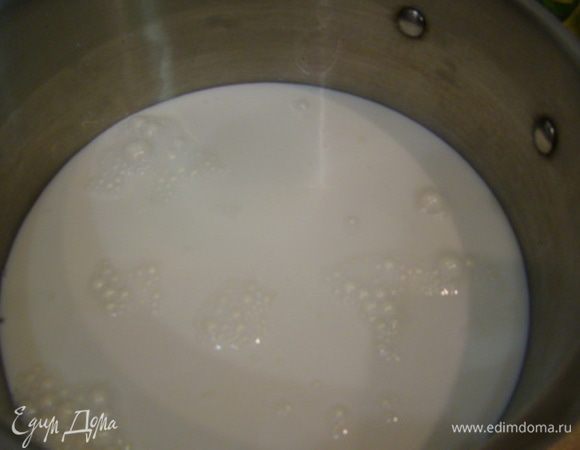 Пудинг. 500 мл молока, 20 г ванильного сахара, 100 г сахара, 20 г кукурузного крахмала, 30 г муки, 250 г сливочного масла, 50 г кокоса. Молоко 350 мл с сахаром ставим на огонь, доводим до кипения.