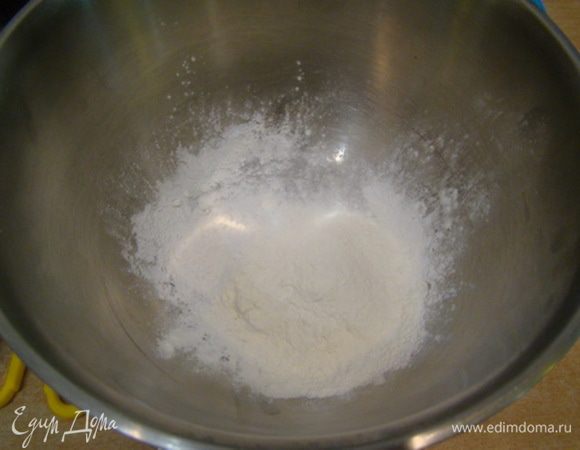Крахмал и муку смешиваем с молоком 150 мл.