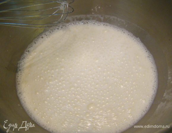 Горячее молоко вливаем в муку с холодным молоком, размешиваем, возвращаем обратно на огонь.