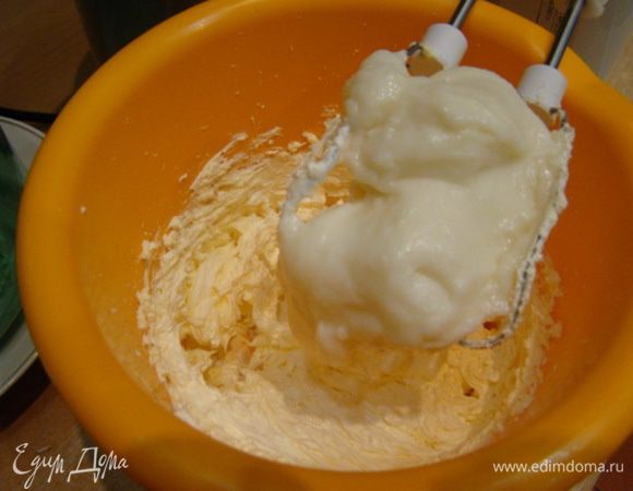 Порциями добавлять холодный пудинг, взбивать.