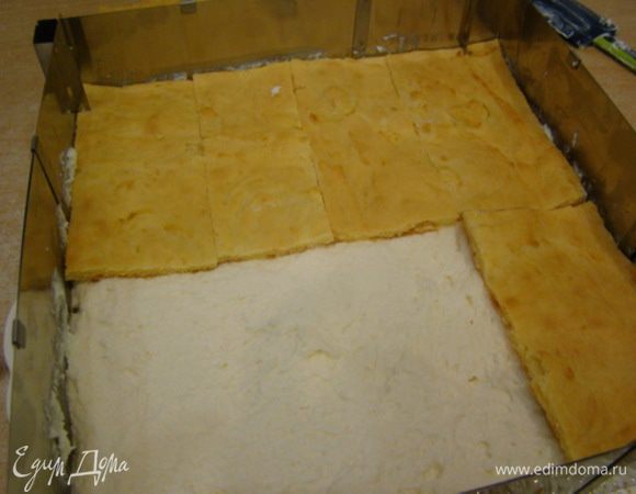 Сборка пирожных. Выложить первый корж, начинку, второй, слегка придавить. Поставить в холод на несколько часов.