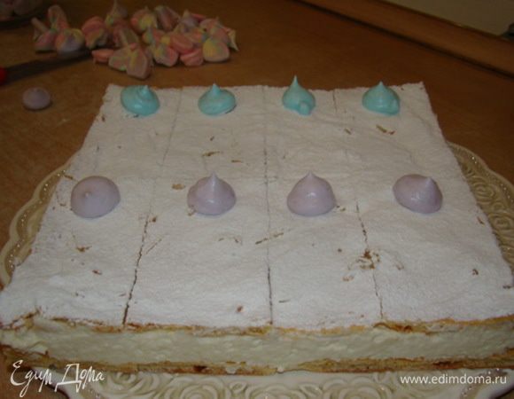 Посыпать сахарной пудрой.