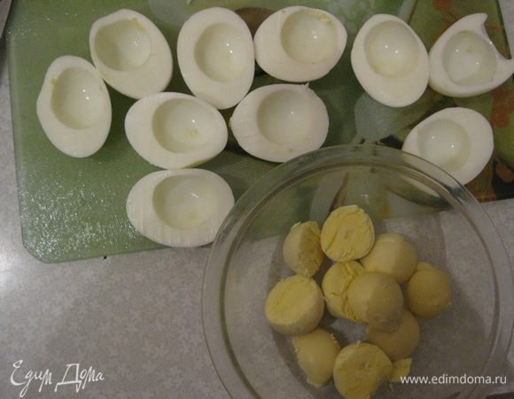 Яйца отвариваем вкрутую. Аккуратно разрезаем на 2 части. И вынимаем желтки.