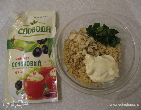 Грецкие орехи, сыр, чеснок и зелень измельчить.