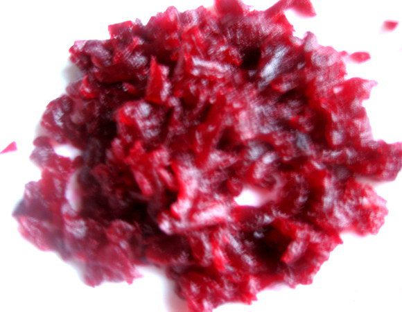 Свеклу отварить, натереть на крупной тёрке. Можно присолить или заправить майонезом, кто хочет.