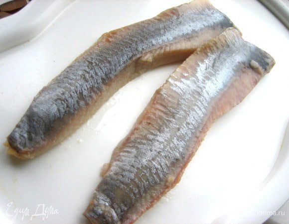 Филе легко обрезается по краям, имитируя женские ножки (пусть и полненькие!). Даём стечь лишнему маслу на салфетке и переносим на плоское блюдо.