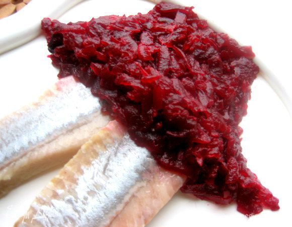 Берём по щепотке свеклы и переносим сверху на селёдочное филе. Равняем ножом, чтобы получилась юбочка)))