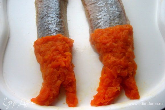 Морковь тоже по щепотке переносим вниз на филе и формируем сапожки, ну, конечно, на каблуке!
