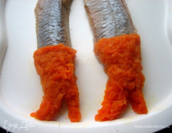 Морковь тоже по щепотке переносим вниз на филе и формируем сапожки, ну, конечно, на каблуке!