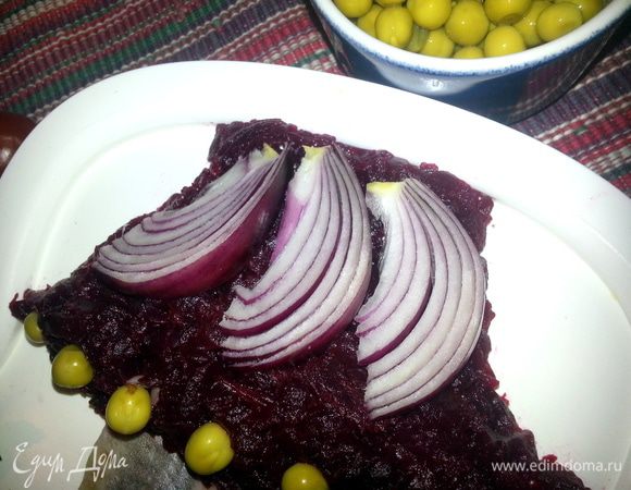 От красного лука отрезать дольки и положить для украшения на юбочку.