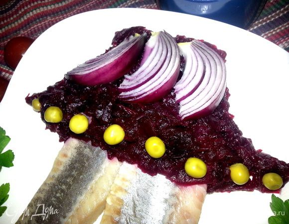 Если есть под рукой горошек (все будут покупать к празднику!), то воткнём несколько горошин в юбочку.