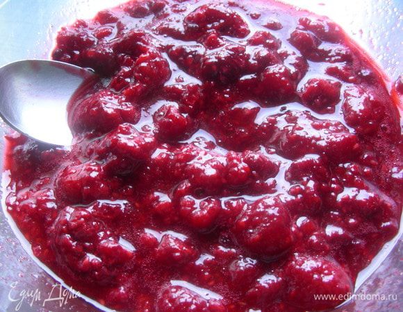 Если у вас малина замороженная, то ее надо разморозить и слить сок. Немного ягод оставляем для подачи. Остальную малину разминаем с сахаром. Если вам хочется более нежной текстуры у мусса, то пюре стоит пропустить через сито, чтобы избавиться от косточек.