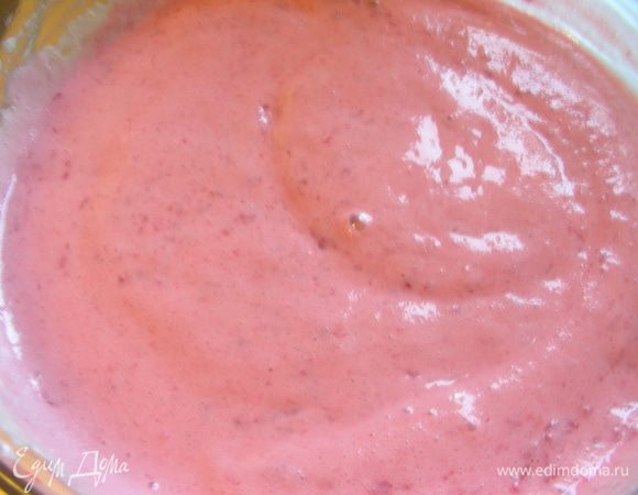 Готовим желе, как указано на упаковке (нам нужно, чтобы получилось 100 г готового желе). Смешиваем желе, сгущенное молоко и малиновое пюре. 
